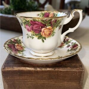 Old Country Roses Royal Albert bone China tea cup and saucer.